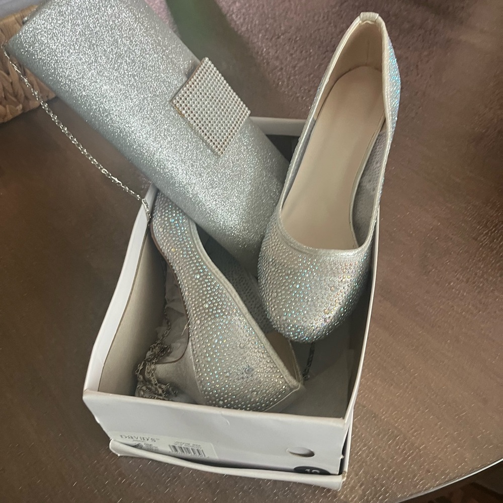 Elegant Silver Women's Heels and Matching Purse - Picture 2 of 4